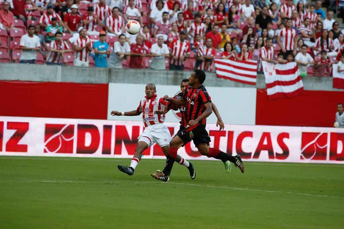 Foi um jogo de muita emoo na Arena Pernambuco. O Nutico saiu atrs no placar, graas a um gol de um ex-jogador doclube: Rhayner. Mas com muita raa, correu atrs e conseguiu reverter, com gols de Douglas e Rafael Pereira, estreante da tarde