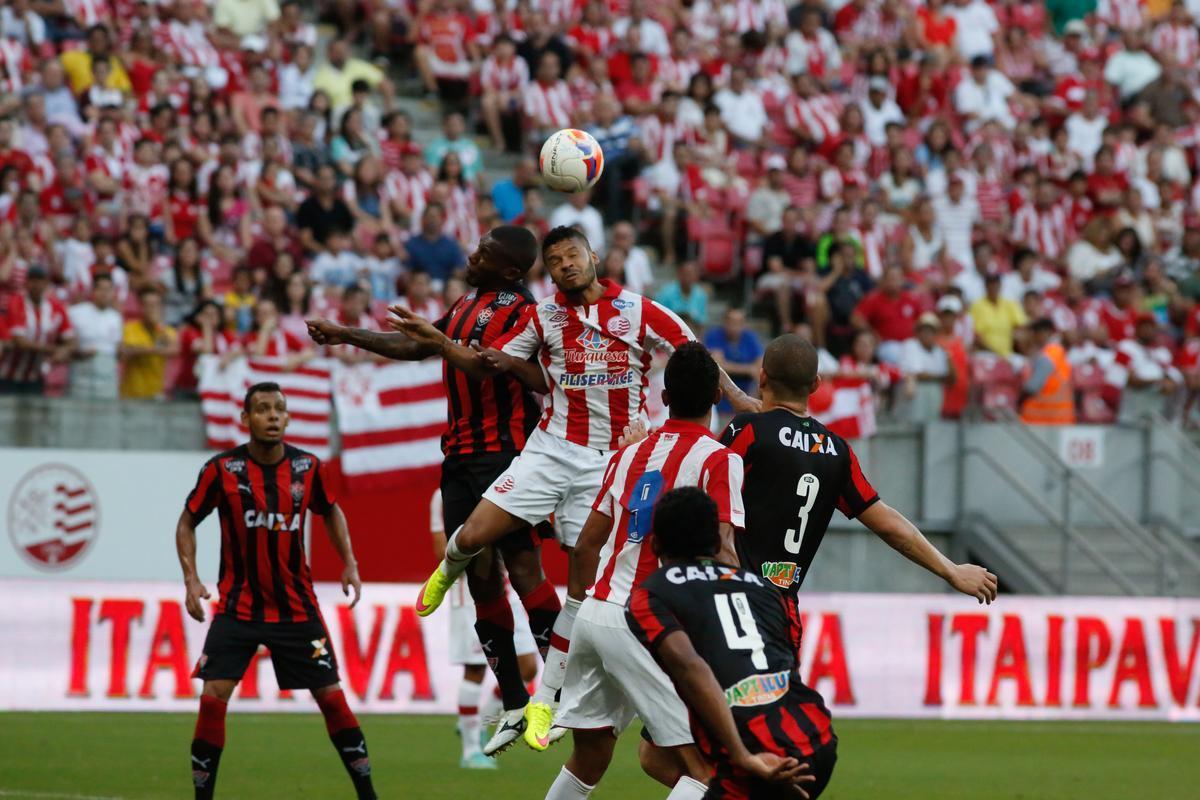 Foi um jogo de muita emoo na Arena Pernambuco. O Nutico saiu atrs no placar, graas a um gol de um ex-jogador doclube: Rhayner. Mas com muita raa, correu atrs e conseguiu reverter, com gols de Douglas e Rafael Pereira, estreante da tarde
