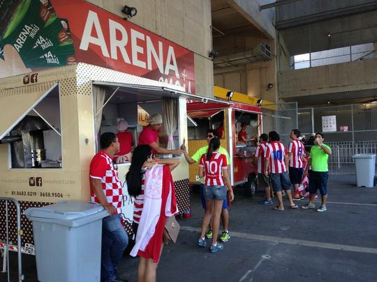 Alimentao - A presena de food trucks melhorou bastante o servio de comida e bebida para os torcedores, que passaram a ter opes de lazer horas antes da partida. Alm disso, com opes variadas de cardpio, que vo desde os tradicionais espetinhos at doces como palha italiana. Todos em reas protegidas do sol. Mesas e cadeiras, antes inexistentes, tambm foram pontos positivos. No entanto, em partidas com pblico maior,  preciso aumentar a oferta. Do contrrio, as filas enormes (como vistas em Sport x So Paulo) sero inevitveis.