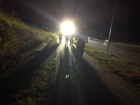 Escurido no retorno - A Radial da Copa, opo de trajeto em direo  Arena para fugir da BR-232 e 408 segue sem qualquer iluminao. O que coloca em risco a segurana, inclusive, os torcedores que chegam ao estdio com o nibus expresso do Derby. Boa parte do caminho a p at o ponto de retorno  feito em quase total escurido (exceo de um ponto de luz nas paradas dos nibus). De acordo com o vice-governador do estado, Raul Henry, a fiao embutida na rea foi roubada e j houve o pedido para a Secretaria das Cidades levantar o custo de uma nova fiao. Que dessa vez ficar em postes. O valor ser repassado para as prefeituras de So Loureno da Mata, Camaragibe e Recife, municpios cortados pela Radial.