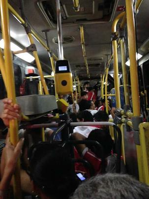 Segurana - Mesmo em um jogo com pouco mais de 7 mil torcedores e entre clubes de estados diferentes, os vndalos atacam. No retorno para casa, o nibus expresso em que a reportagem do Superesportes estava foi atingido por pedras atiradas por marginais no trmino da Avenida Belmiro Correa, prximo a Avenida Caxang (na foto, passageiros agachados para se proteger). No havia policiamento no local. Apesar do susto, ningum ficou ferido. Nesta tera-feira haver a primeira reunio do grupo de trabalho criado especialmente para tratar de assuntos relativos  violncia nos jogos e que conta com a participao dos poderes publicos, policias civis e militares e clubes. O Grande Recife, por sua vez, no contabilizou nenhuma avaria nos coletivos expressos utilizados nas duas ltimas rodadas. 