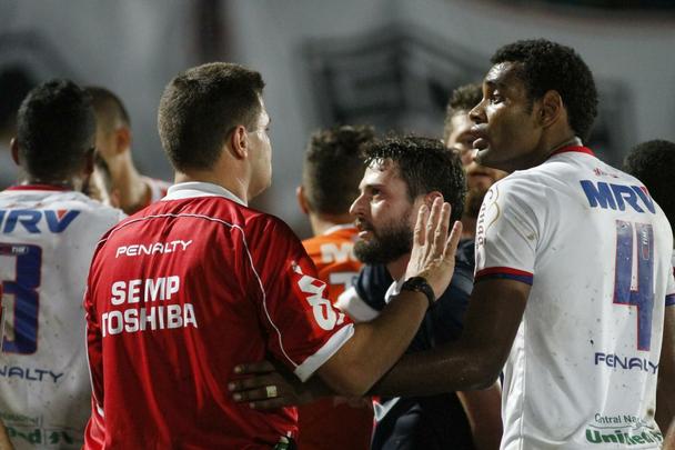 Estreando o terceiro uniforme, os jogadores do Santa Cruz souberam aproveitar as chances que criaram