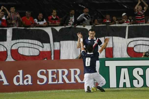 Estreando o terceiro uniforme, os jogadores do Santa Cruz souberam aproveitar as chances que criaram