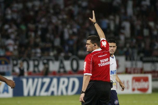 Estreando o terceiro uniforme, os jogadores do Santa Cruz souberam aproveitar as chances que criaram