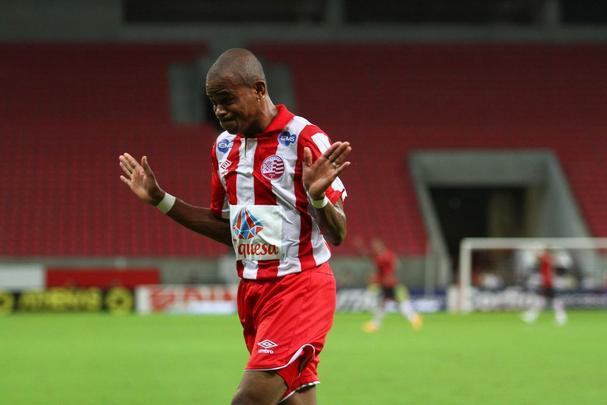 Na décima rodada da Série B 2015, o Náutico conquistou mais uma vitória na Arena PE. Desta vez, o adversário foi o Oeste-SP, que foi derrotado por 2 a 1. Os gols da partida vieram dos pés de Douglas e Gil Mineiro. Mesmo assim, o jogo não foi fácil para o Timbu, que correu riscos e quase viu os paulistas empatarem no fim da segunda etapa com um chute na trave.