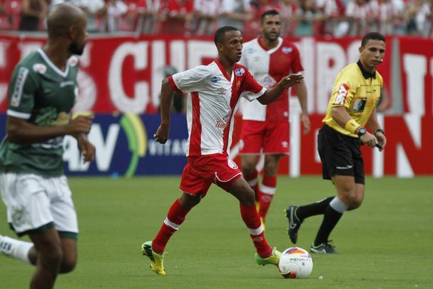 O Nutico que se viu em campo diante da Luverdense em nada fazia lembrar aquela equipe que fracassou no Campeonato Pernambucano e na Copa do Nordeste. Coletivamente mais consistente, o alvirrubro - que aproveitou a rodada de abertura da Srie B do Brasileiro para inaugurar seu terceiro uniforme - foi para cima dos mato-grossenses, dominando o confronto e construindo com naturalidade a vitria que terminou sendo mais apertada diante de tantas chances desperdiadas: 1 a 0. O gol alvirrubro foi marcado por Hiltinho.