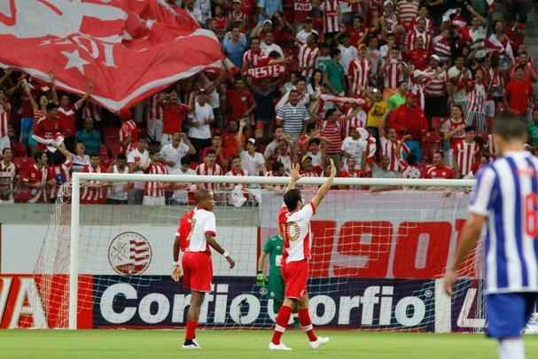 O Náutico nunca perdeu para o Paysandu jogando em casa. E, na oitava rodada da Série B 2015 não foi diferente. O resultado do jogo na Arena PE foi 1 a 1. O Timbu saiu na frente com gol de Pedro Carmona, mas cedeu o empate para o Papão no segundo tempo, em gol de falta de Yago Pikachu.
