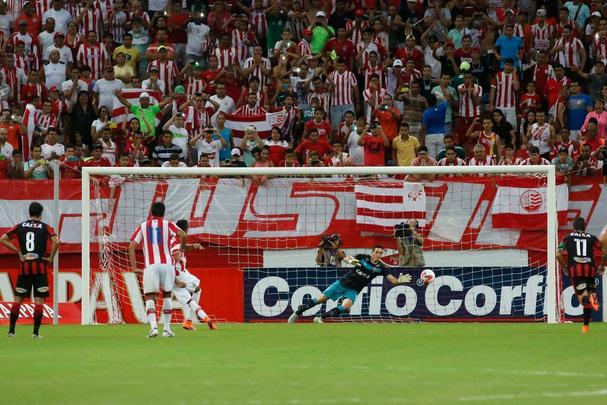 Na partida entre Náutico e Vitória, na Arena Pernambuco, dia 25, foi o rubro-negro baiano que saiu na frente e abriu o placar com Rhayner, ex-Timbu. Em desvantagem, os alvirrubros foram à luta e, aos oito minutos do segundo tempo, em uma cobrança de pênalti, Douglas equilibrou o placar. A virada veio dos pés do estreante do dia. Rafael Pereira, zagueiro, garantiu a vitória por 2 a 1 dos alvirrubros e a permanência do time no G4 da Série B.