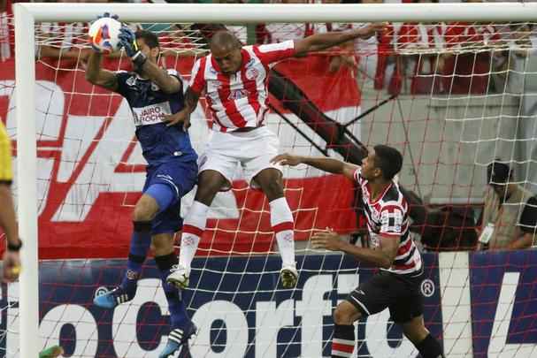 Melhor na tabela, mas vindo de derrota para o lanterna, o Náutico precisou se impor para conseguir sair com a vitória no clássico contra o Santa Cruz. Mostrando mais vontade, o Timbu dominou a equipe tricolor e venceu o jogo por 2 a 1, com gols de Guilherme e Gil Mineiro.