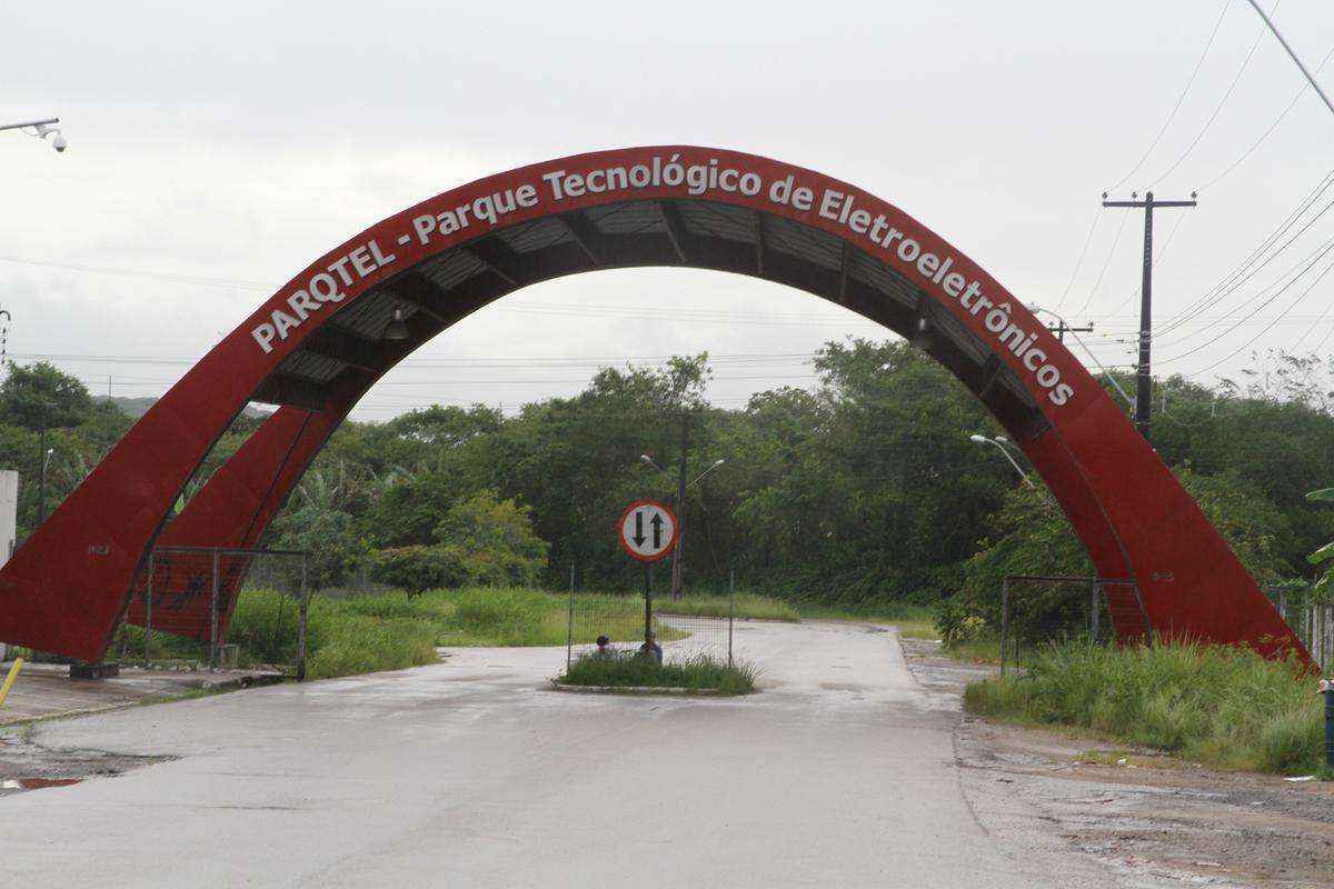 Atalho pelo Parqtel
Este  um caminho conhecido por quem foi a algum jogo durante a Copa das Confederaes ou Copa do Mundo. Nos dois eventos da Fifa, uma vasta rea do Parque Tecnolgico de Eletroeletrnica de Pernambuco (Parqtel), na Vrzea, foi utilizada como estacionamento, de onde saam nibus exclusivos para a Arena. Trata-se de um trajeto que serve de atalho entre a BR-232 e a BR-408, evitando, assim, o afunilamento no entrocamento entre as duas vias. S pode ser utilizada, entretanto, na ida para o estdio, no servindo de alternativa para a volta.