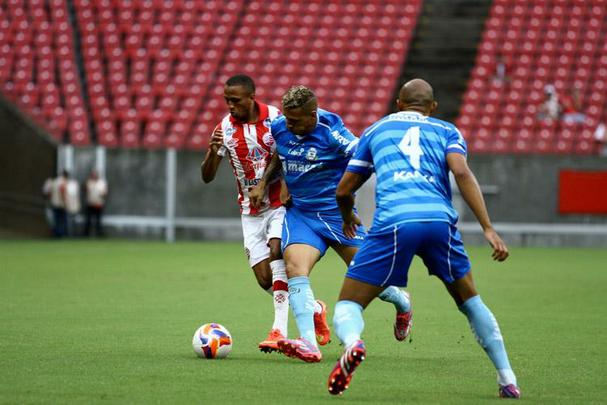 Pela segunda vez nessa Série B, o Náutico desapontou sua torcida dentro de casa. O Timbu conseguiu sair na frente com Fabiano Eller, mas faltou ousadia. Foi o que bastou para o Macaé crescer no jogo e conquistar o empate, com gol do zagueiro Brinner, já no fim do segundo tempo