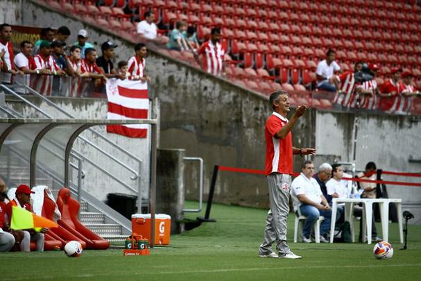 Pela segunda vez nessa Série B, o Náutico desapontou sua torcida dentro de casa. O Timbu conseguiu sair na frente com Fabiano Eller, mas faltou ousadia. Foi o que bastou para o Macaé crescer no jogo e conquistar o empate, com gol do zagueiro Brinner, já no fim do segundo tempo