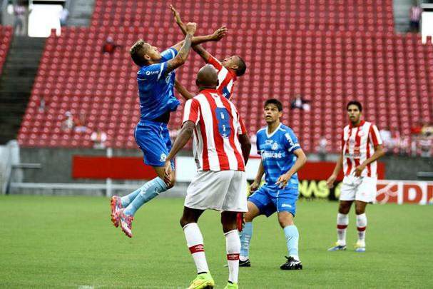 Pela segunda vez nessa Série B, o Náutico desapontou sua torcida dentro de casa. O Timbu conseguiu sair na frente com Fabiano Eller, mas faltou ousadia. Foi o que bastou para o Macaé crescer no jogo e conquistar o empate, com gol do zagueiro Brinner, já no fim do segundo tempo