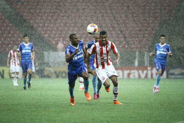 Pela segunda vez nessa Série B, o Náutico desapontou sua torcida dentro de casa. O Timbu conseguiu sair na frente com Fabiano Eller, mas faltou ousadia. Foi o que bastou para o Macaé crescer no jogo e conquistar o empate, com gol do zagueiro Brinner, já no fim do segundo tempo