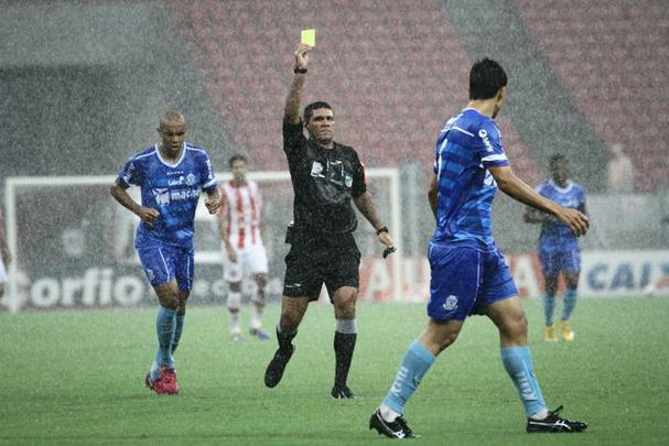 Pela segunda vez nessa Série B, o Náutico desapontou sua torcida dentro de casa. O Timbu conseguiu sair na frente com Fabiano Eller, mas faltou ousadia. Foi o que bastou para o Macaé crescer no jogo e conquistar o empate, com gol do zagueiro Brinner, já no fim do segundo tempo