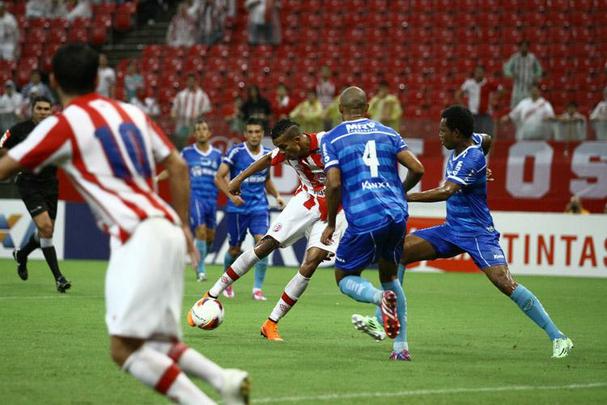 Pela segunda vez nessa Série B, o Náutico desapontou sua torcida dentro de casa. O Timbu conseguiu sair na frente com Fabiano Eller, mas faltou ousadia. Foi o que bastou para o Macaé crescer no jogo e conquistar o empate, com gol do zagueiro Brinner, já no fim do segundo tempo