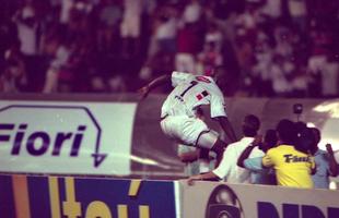 Decisivo e expulso contra o Sport (21/10/2001) - Aps fazer o gol da virada sobre o Sport, Grafite parte para comemorar com a torcida do Santa Cruz. 