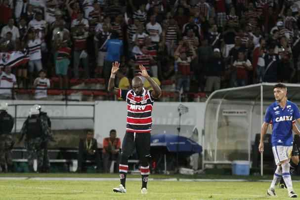 No Campeonato Brasileiro, o atacante de 37 anos faz histria. Foi o nico na era dos pontos corridos a marcar dois gols em cada uma das trs primeiras partidas da Srie A. Saiu do Santa Cruz faltando uma rodada e com 13 gols anotados, sendo vice-artilheiro da competio 