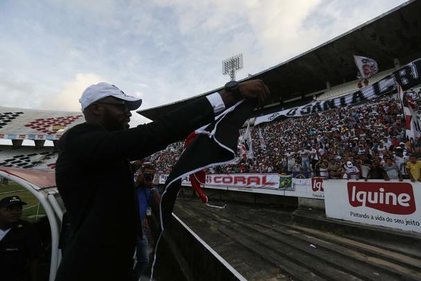 Volta de popstar (01/07/2015) - Grafite retornou ao Arruda com uma grande recepo da torcida coral. O atacante foi recebido por sete mil pessoas no estdio, que teve portes abertos para a torcida. 