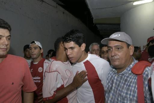 Rodolpho é cumprimentado pela torcida do Náutico após deixar os vestiários ainda triste com a derrota para o Grêmio na Batalha dos Aflitos em 2005.