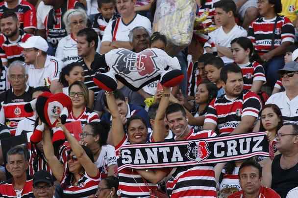 Os scios - A expectativa foi cumprida. Antes do jogo contra o Botafogo, a diretoria do clube coral conseguiu atingir a marca de scios esperada: 10 mil. O nmero representa um crescimento de 130% em relao ao quadro antes da chegada de Grafite. Em junho, o Santa Cruz contabilizava 4.332 associados. 