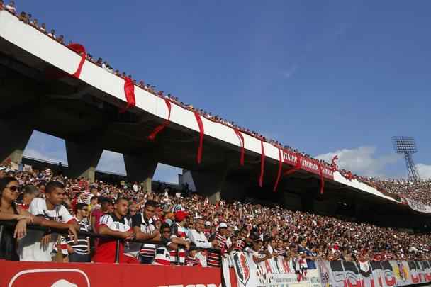 Melhora na mdia de pblico - As duas primeiras partidas da volta de Grafite ao Santa Cruz foram no Arruda. Na estreia, diante do Botafogo, o jogador marcou o gol da vitria para 44.485 pessoas - o melhor pblico da Srie B. No jogo contra o Mogi Mirim, 13.660 assistiram ao novo triunfo do clube coral. Na mdia dos dois jogos, cerca de 29 mil pessoas. Antes, as partidas sem Grafite renderam cerca de 7,6 mil pessoas a cada confronto. Uma diferena, portanto, de 21.400 pessoas na mdia.