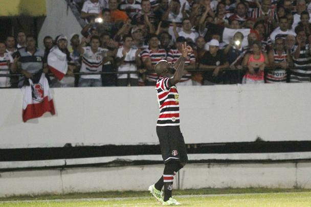 O rendimento tcnico - Em duas partidas disputadas, dois gols e duas vitrias. Grafite, alm do retorno miditico, rende tambm tecnicamente em campo. Mais. Aos 36 anos, surpreende e, na vitria sobre o Mogi Mirim, ficou em campo at o fim do confronto antes do esperado. Em novo momento, o Santa Cruz ronda o G4 da Srie B.