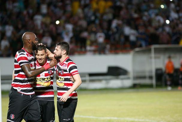 A exposio - Com a chegada de Grafite, o Santa Cruz voltou a ganhar espao tambm na mdia nacional. O jogador participou de vrios programas esportivos e ainda rendeu grande repercusso pela internet. Nos dois jogos em que esteve em campo, a camisa do Santa Cruz ganhou um novo patrocnio. Mas, de acordo com o vice-presidente do clube Constantino Jnior, o efeito Grafite no fundamental para o acerto. Apesar disso, o acordo com a empresa Imecap valeu apenas para as duas ltimas partidas, justamente quando o atacante passou atuar com o manto coral. Agora, existe uma negociao para ampliar o vnculo para a prxima rodada. O clube ainda deu um salto na divulgao de sua imagem e fez uma grande campanha, junto com uma empresa, para divulgar o retorno do atacante ao clube. A estratgia foi abraada pela torcida.