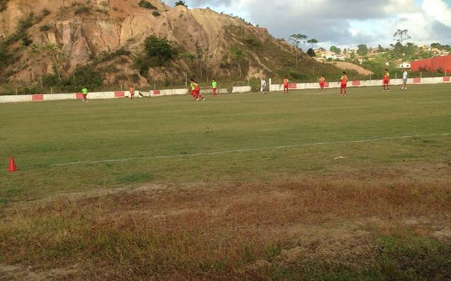Reformado recentemente, o campo 1 ficou mais de três meses em manutenção e nunca foi finalizado pela Odebrecht.