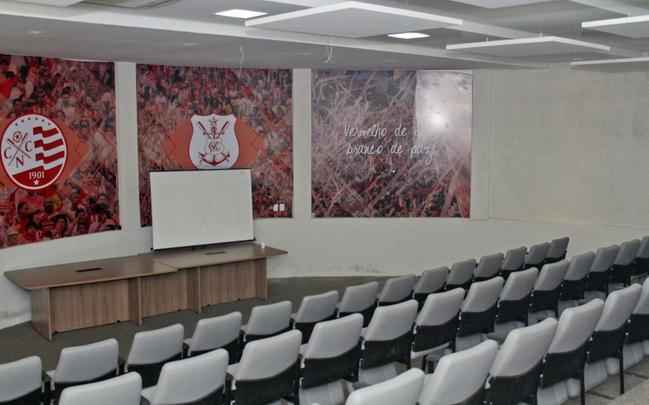 No hotel, alguns equipamentos já deveriam estar instalados como o exaustor da cozinha e a lavanderia. Clube ainda não determinou um prazo para conclusão. Os demais aposentos estão funcionando normalmente em bom estado de conservação.