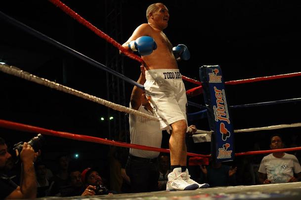 Todo Duro sempre foi um prato cheio para a mídia. O personagem perfeito para qualquer matéria. Era dessa maneira que ele garantia público para suas lutas. 'Se eu vou lutar com um camarada, observo ele. Levo caixão, coroa de flor, falo da esposa dele. Faço o que poucos fazem. Mas tem que ter coragem para fazer'