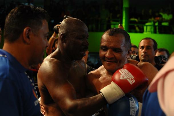 A luta da última terça-feira, para um clube Português lotado por cinco mil pessoas, teria sido o ato final de Luciano Todo Duro? Se foi, ele não se importa. Acostumado aos altos e baixos da vida, o ex-boxeador garante que está preparado, caso seja esquecido novamente pela mídia. 'Vim de baixo, subi, desci, agora subi de novo e estou no meio. Vou continuar levando minha vida'