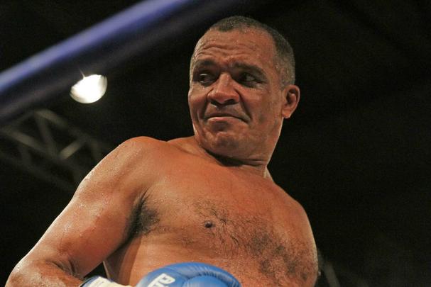 O bom humor sempre foi a marca de Todo Duro. O flagra da foto é muito claro. Nem durante a luta ele deixava de sorrir. 'Sou um palhaço', confessa. Mas Todo Duro também fala sério? A pergunta foi feita pela reportagem do Superesportes. Silêncio... Ele pergunta às filhas quando fala sério. A resposta foi direta. 'Nunca', contou Sheila, a mais velha.