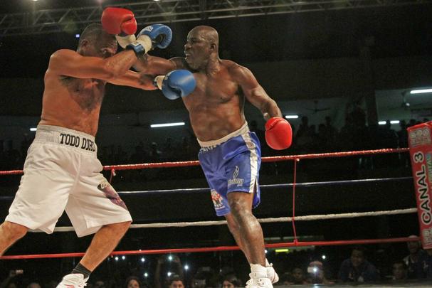 A realidade é que a luta esteve longe de ser um espetáculo esportivo. Os dois ex-boxeadores não tinham mais condição para isso. Trocaram muitos golpes, acertaram pouquíssimos. Mas a luta tinha que ter um vencedor...