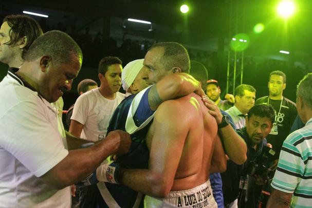 O assédio foi grande após o anúncio da vitória. Todo Duro tirou muitas fotos, deu autógrafos, falou no telefone com desconhecidos. Após a luta, já não falava mais coisa com coisa. A euforia era enorme