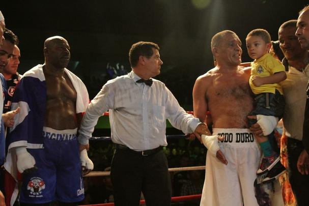 ... e o vencedor foi Todo Duro. Por pontos, o pernambucano venceu o baiano e agora está em vantagem. Ele mesmo espera uma revanche, na casa do adversário. Lutar em Salvador nunca foi problema. Todo Duro sabe que a rivalidade sustentou os dois até hoje. E confessa. 'Eu até gosto dele'