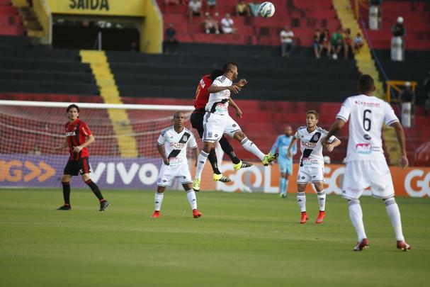 Aps mandar quatro jogos na Arena Pernambuco, equipe recebe a Ponte Preta em casa para 15.595 torcedores e fica no empate em 1 a 1