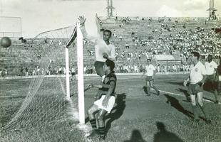 O primeiro encontro entre Sport e Bahia em mata-mata foi na Taa Brasil de 1959, nas quartas de final. O primeiro jogo acabou em 3 a 2 para o time tricolor. O segundo, na Ilha do Retiro (foto), marcou a maior goleada entre as equipes: um 6 a 0 aplicado pelos leoninos. Mas o gol no era critrio de desempate e houve uma terceira partida novamente no Recife. Dessa vez, o rival bateu o Rubro-negro por 2 a 0 e avanou at se tornar campeo da competio.