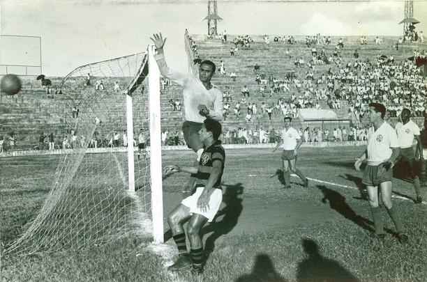 O primeiro encontro entre Sport e Bahia em mata-mata foi na Taa Brasil de 1959, nas quartas de final. O primeiro jogo acabou em 3 a 2 para o time tricolor. O segundo, na Ilha do Retiro (foto), marcou a maior goleada entre as equipes: um 6 a 0 aplicado pelos leoninos. Mas o gol no era critrio de desempate e houve uma terceira partida novamente no Recife. Dessa vez, o rival bateu o Rubro-negro por 2 a 0 e avanou at se tornar campeo da competio.