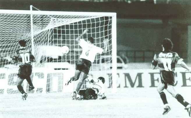 Em 1994, os rivais se esbarraram na semifinal da Copa do Nordeste. Em jogo único, disputado no estádio Rei Pelé, Sport e Bahia ficaram no empate em 1 a 1 no tempo normal. Já nos pênaltis, os rubro-negros levaram a melhor. Venceram por 4 a 3 e, na sequência, conquistaram o primeiro título da competição.