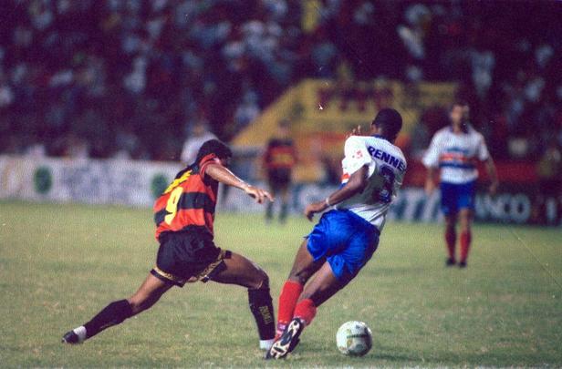 O Nordestão voltou a reunir novamente os times em um mata-mata. Seguindo o critério da Copa do Brasil, o Bahia acabou levando a melhor. Em casa, empatou em 0 a 0. Na Ilha (foto), ficou no 1 a 1 e avançou.