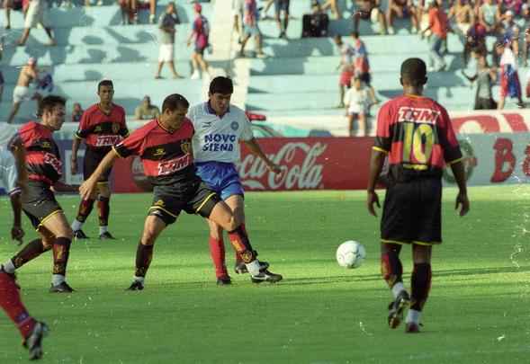 Em 2001, os times se encontraram pela primeira vez em uma final. Na decisão da Copa do Nordeste, em jogo único, o Bahia foi melhor e levou o título ao vencer o Sport por 3 a 1 diante de 69 mil pessoas, na antiga Fonte Nova.