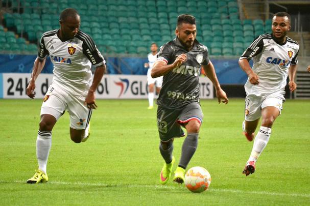 Jogando com um uniforme especial em referência ao seu histórico apelido, o 'Tricolor de Aço' não teve dificuldades para dominar e vencer o Sport mesmo atuando com uma equipe mista. O Rubro-negro fez possivelmente sua pior partida em 2015, e pouco conseguiu fazer para quebrar a supremacia baiana sobre as ações do jogo. A pressão do Bahia foi tanta no primeiro tempo que forçou um erro de Samuel Xavier no campo defensivo. A bola sobrou para Maxi Biancucchi, que driblou Magrão e completou para o fundo do gol. O confronto marcou uma data histórica para o goleiro leonino: ele completou 571 jogos com a camisa do Leão e se tornou o jogador que mais vezes representou o clube em partidas oficiais.