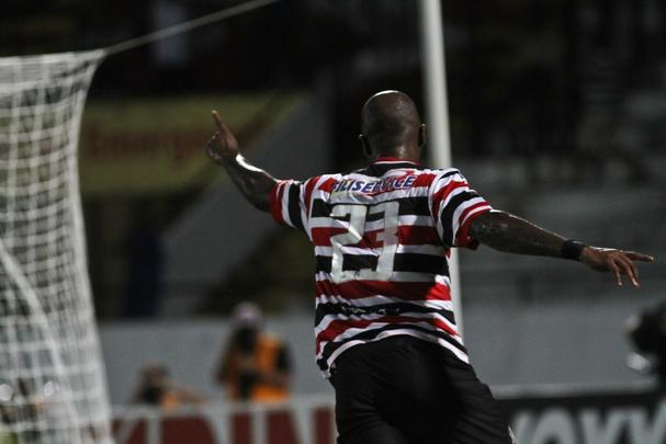 Grafite decide jogo mais uma vez no Arruda e Santa Cruz derrota o Macaé por 1 a 0