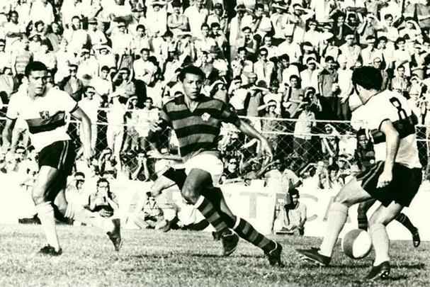 1971 - Dezesseis anos antes de brigarem nos tribunais pelo ttulo de 1987, Sport e Flamengo comearam juntos as suas histrias no Campeonato Brasileiro. No dia 7 de agosto de 1971, os dois se enfrentaram na Ilha do Retiro na rodada inaugural da primeira edio do nacional. Com um gol do atacante Csar, o Leo venceu por 1 a 0. Os dois times, no entanto, fariam campanhas fracas, com o Sport acabando na 19 e penltima posio e o Urubu, em 14