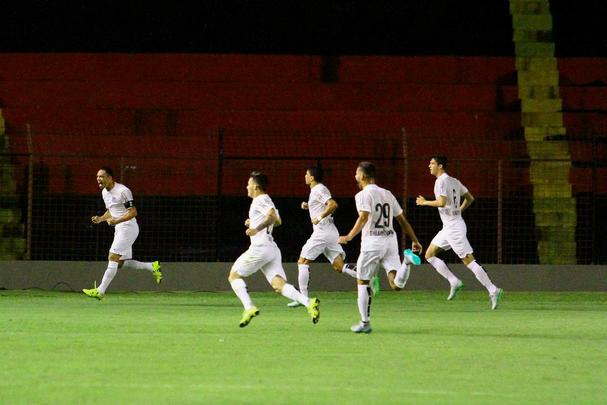 Santos saiu na frente com gol de Ricardo Oliveira, mas empatou a partida ainda no primeiro tempo com Andr.
