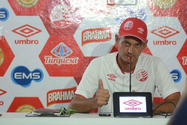 30 de junho 2015. Em entrevista coletiva, Lisca afirmou que ficaria no Nutico, rejeitando proposta do Cear. 'Conversei com o presidente do Cear e gostei do projeto, fiquei lisonjeado em ser lembrado pelo campeo da Copa do Nordeste', disse  poca. Pesou para a deciso do clube alvinegro o fato de o tcnico ter uma multa rescisria de cerca de R$150 mil no contrato.
