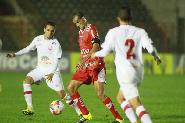 8 de julho de 2015. Na 11 rodada da Srie B, o Nutico foi derrotado pelo lanterna Mogi Mirim por 2 a 1. Com a derrota para o time do pernambucano Rivaldo, o Timbu deixou o G4 da Srie B pela primeira vez desde que entrara, na segunda rodada.