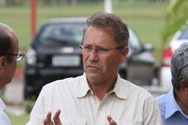 22 de julho de 2015. Aps voltar de um perodo de frias, o diretor de futebol do Timbu, Carlos Kila, foi demitido. Apesar de ningum ter confirmado, especulou-se que a demisso teria acontecido por conta de desentendimentos com Lisca. Primeiro, por conta da multa do contrato do treinador, avisada por Kila, que o impediu de ir para o Cear. Depois, mais dois atritos entre os dois: a confuso sobre a suspenso de Gastn Filgueira na partida contra o Flamengo, desconhecida por ambos e que quase rendeu punio ao Timbu; e desencontros no cronograma da viagem da equipe para Mogi Mirim, em jogo pela Srie B.