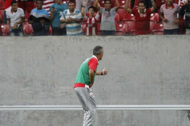 19 de maio de 2015. Contra o Cricima, pela 3 rodada da Srie B, o Nutico conquistava sua terceira vitria e consolidava um timo incio na competio. Mais marcante que a vitria, porm, foi a comemorao de Lisca ao fim da partida. A dancinha provocativa ao atacante Neto Baiano (ex-Sport e atual jogador do Cricima) levou a torcida  loucura e ainda foi ironizada pelo treinador na entrevista ps-jogo. Nas palavras dele, aquilo era uma dana tpica do seu estado, o 'Vanero'